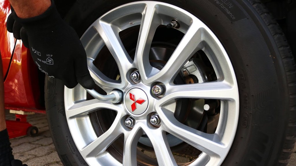 Picture of: Mitsubishi Lancer – Tire Change